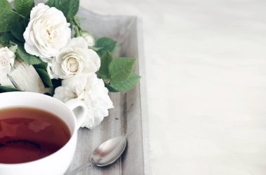 Beyaz çiçekler ve vintage renk ahşap tahta kaşık çay