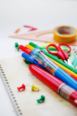 ahşap masa portre görünümü farklı okul malzemeleri