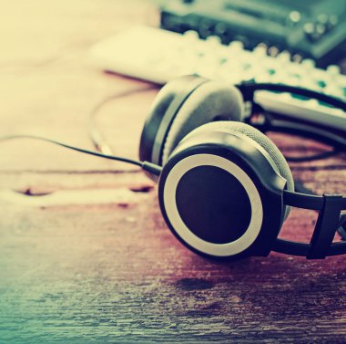 Ahşap arka plan üzerinde ses tunerli büyük kulaklıklar