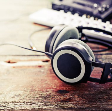 Ahşap arka plan üzerinde ses tunerli büyük kulaklıklar