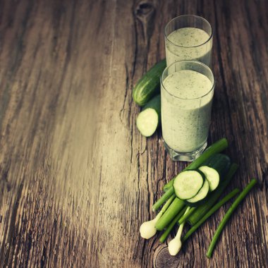 Salatalık ve ahşap zemin üzerine yeşil soğan ile güler yüzlü