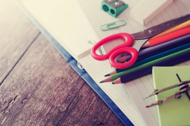 çeşitli çizim öğeleri rustik ahşap arka plan üzerinde renkli