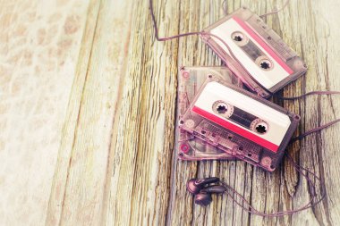 Kulaklıklarla ahşap arka plan üzerinde renkli kaset