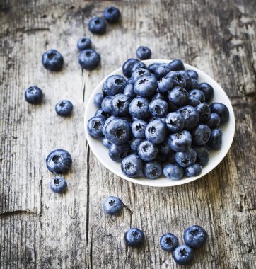 plaka ahşap yüzey üzerinde olgunlaşmış taze yaban mersini