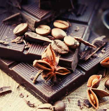 Ahşap arka plan üzerinde fındık ile kırık çikolata