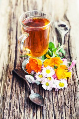 taze çay Kupası ahşap masa üzerinde bitkilerle closeup görünümü