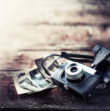 ahşap yüzey üzerinde vintage fotoğraf makinesinin closeup görünümü