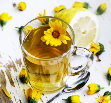 taze çay bardağı limon ahşap masa üzerinde görünümünü portre