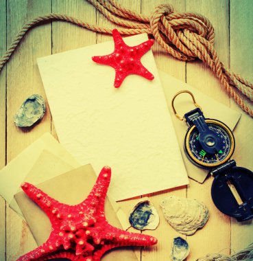 Ahşap arka plan üzerinde farklı nesnelerle deniz kavramı