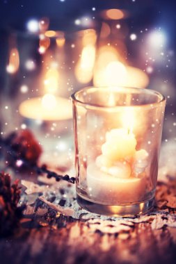 vintage tarzı ahşap arka plan üzerinde cam ve Noel süslemeleri mum portre görünümü