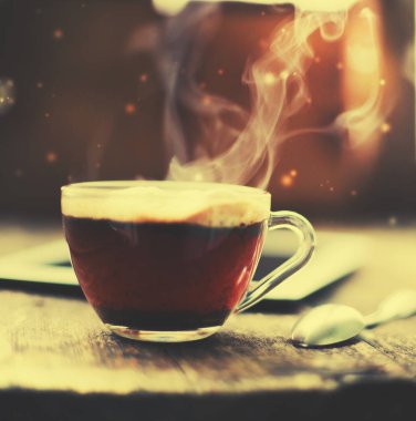 kahve fincanı buz ve dijital tablet ahşap masanın üzerinde yatan görünümünü portre