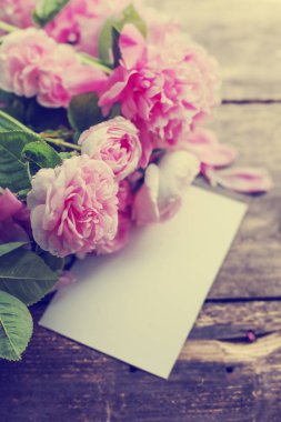 Ahşap arka plan üzerinde kopya alanı ile yumuşak peonies