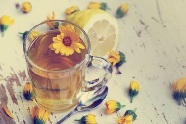 taze çay bardağı limon ahşap masa üzerinde görünümünü portre