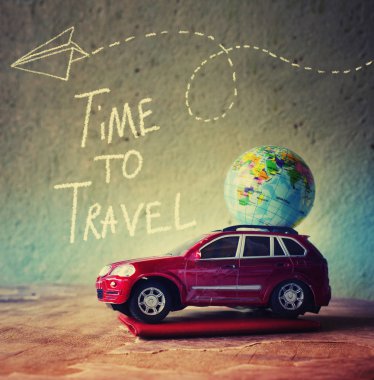 closeup görünümü gri duvara, seyahat kavramı küre ve araba