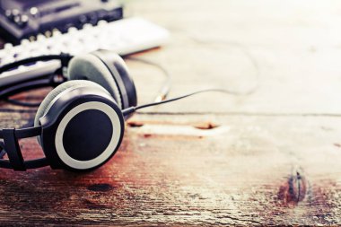 Ahşap arka plan üzerinde ses tunerli büyük kulaklıklar