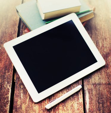 closeup görünümünü dijital tablet ve ahşap masanın üzerinde yatan dizüstü bilgisayarlar