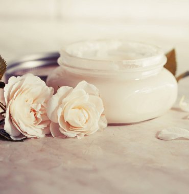 Yeşillik ve otlar ile inanılmaz çiçek açan çiçekler