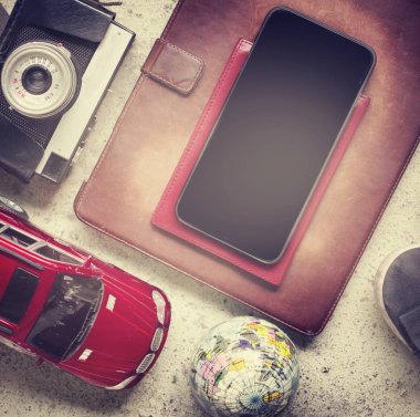 smartphone, kamera, Araba, defter ve gri duvara, seyahat kavramı küre closeup görünümünü