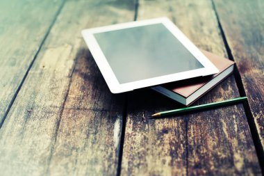 closeup görünümünü dijital tablet ve ahşap masanın üzerinde yatan dizüstü bilgisayarlar