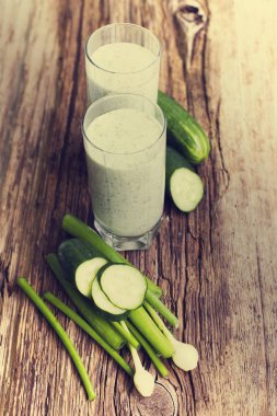 Salatalık ve ahşap zemin üzerine yeşil soğan ile güler yüzlü