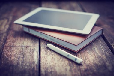 closeup görünümünü dijital tablet ve ahşap masanın üzerinde yatan dizüstü bilgisayarlar