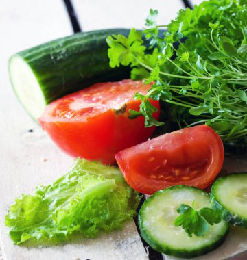 taze domates ve salatalık ahşap masa üzerinde closeup görünümünü