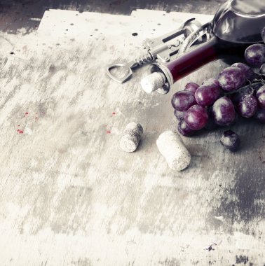 Şarap şişesi, mantar ve tirbuşon ahşap arka plan üzerinde