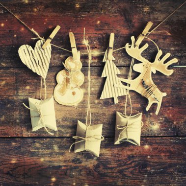 Noel süslemeleri vintage tarzı ahşap arka plan üzerinde ipte asılı closeup görünümü