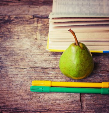 Kitabın ve tablo işaretleri ile Bütün Konfit armut 