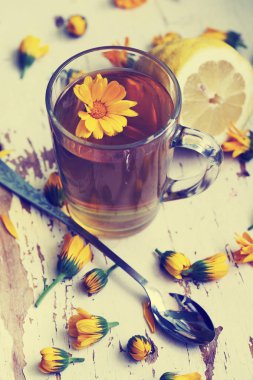 taze çay bardağı limon ahşap masa üzerinde görünümünü portre