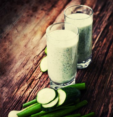 Salatalık ve ahşap zemin üzerine yeşil soğan ile güler yüzlü