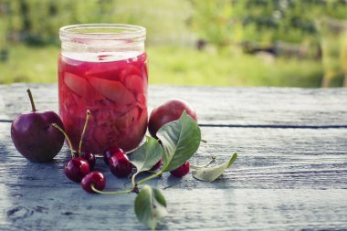 mevsimlik berry reçel ve ahşap masa üzerinde kavanozlarda konserve komposto 
