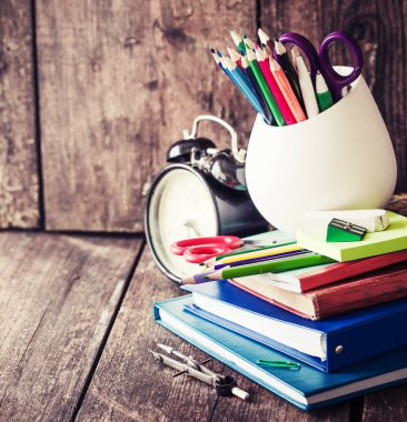 çeşitli çok renkli çizim öğeleri yıpranmış ahşap arka plan üzerinde saatli