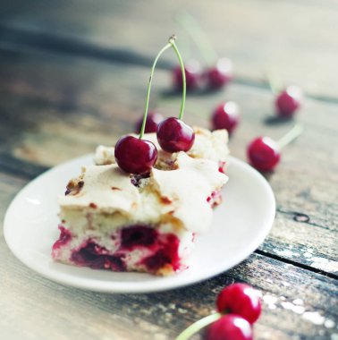 İştah açıcı kiraz pasta ahşap arka plan üzerinde