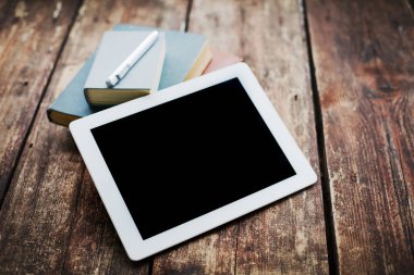 closeup görünümünü dijital tablet ve ahşap masanın üzerinde yatan dizüstü bilgisayarlar