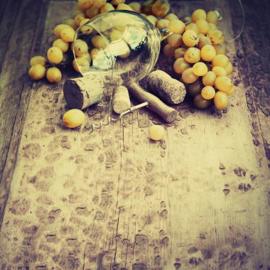 bardağı, üzüm ve ahşap masa tarihinde mantarlar