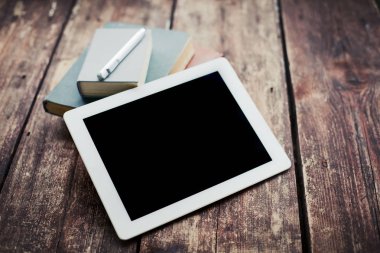 closeup görünümünü dijital tablet ve ahşap masanın üzerinde yatan dizüstü bilgisayarlar