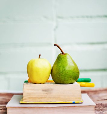 Bütün Konfit elma ve armut kitap ve işaretler tablo ile 