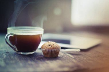 çay, kek ve dijital tablet ahşap masanın üzerinde yatan closeup görünümünü