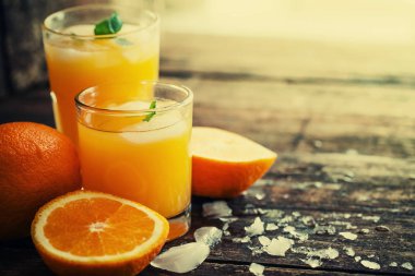 Ahşap zemin üzerine portakal ile portakal suyu