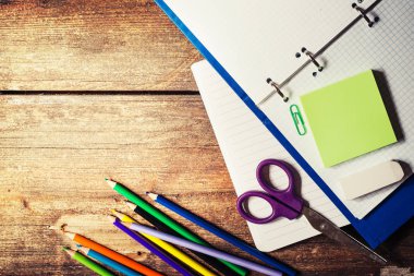 çeşitli çizim öğeleri rustik ahşap arka plan üzerinde renkli