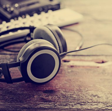 Ahşap arka plan üzerinde ses tunerli büyük kulaklıklar