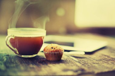 çay, kek ve dijital tablet ahşap masanın üzerinde yatan closeup görünümünü