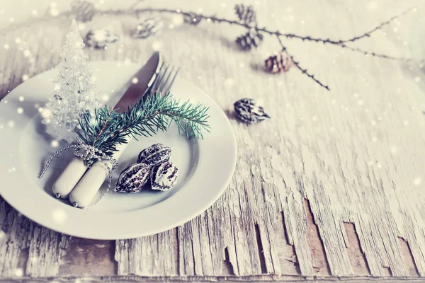 Nahaufnahme Des Tisches Für Das Weihnachtsessen Dekoriert Mit Tannenzapfen — Stockfoto