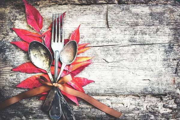 秋の紅葉と木製のテーブルの上の食器プレートのクローズ アップ ビュー — ストック写真