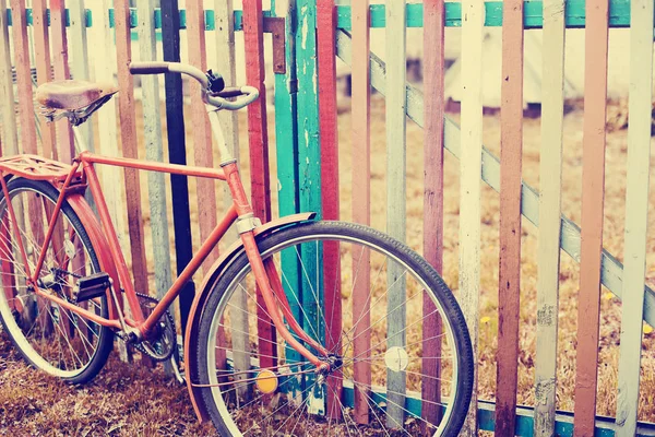 Oldtimer Fahrrad Steht Bunten Zaun — Stockfoto