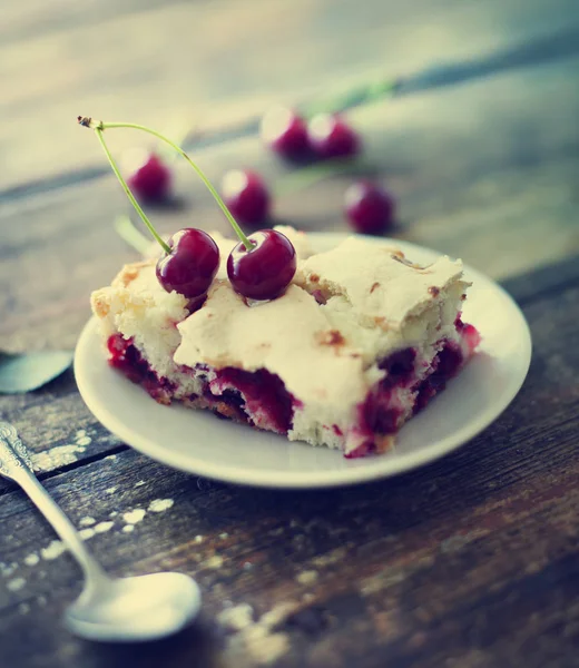 Torta Ciliegie Appetitoso Sfondo Legno — Foto Stock