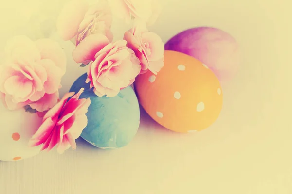 Tablo Renkli Boyalı Paskalya Yumurta Çiçeklerle Closeup Görünümü — Stok fotoğraf