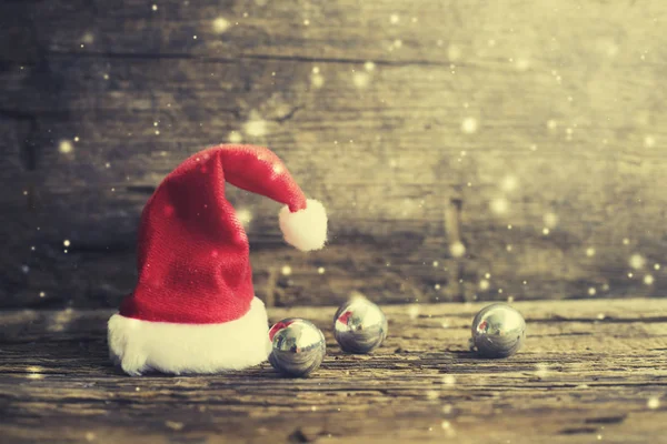 Προβολή Closeup Των Χριστουγέννων Santa Καπέλο Και Ασήμι Διακοσμήσεις Στυλ — Φωτογραφία Αρχείου