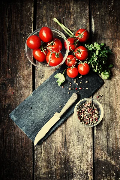 Branches Appétissantes Tomates Sur Table Bois — Photo